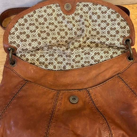 Fossil Rustic Brown Leather 2 in 1 Crossbody/ Shoulder Bag with Vintage Appeal - Picture 12 of 14